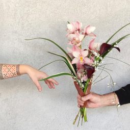 אוסף פרחים מינימליסטי ומעוצב עם ענף סחלב צימבידיום