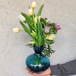 סידור מינימליסטי באגרטל כחול מבית היוצר של dutz עם פרחים תואמים