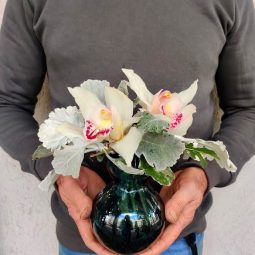 סידור מינימליסטי באגרטל כחול מבית היוצר של dutz עם סחלבים