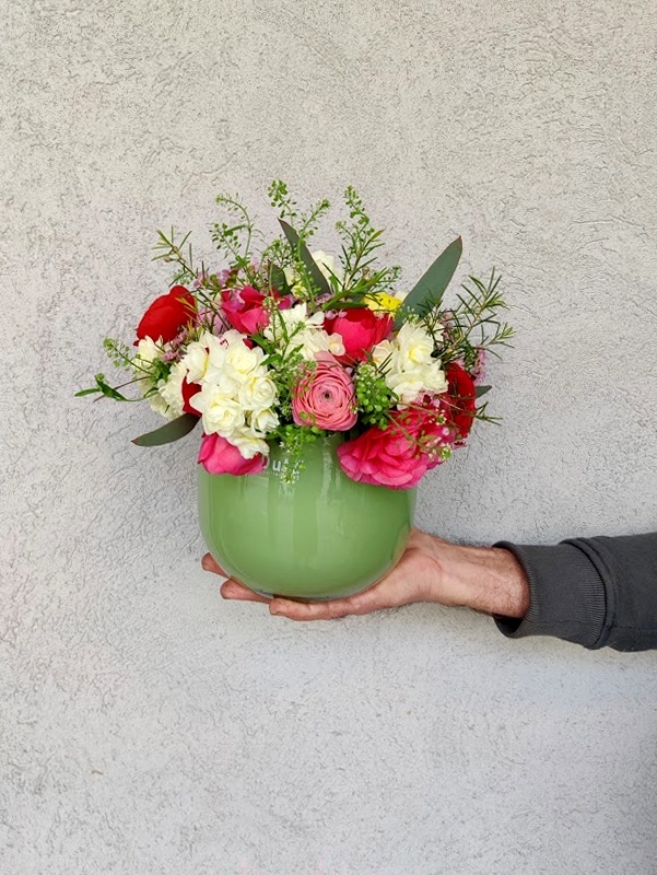 זר פרחים אביבי וענוג בכלי זכוכית מבית היוצר של dutz