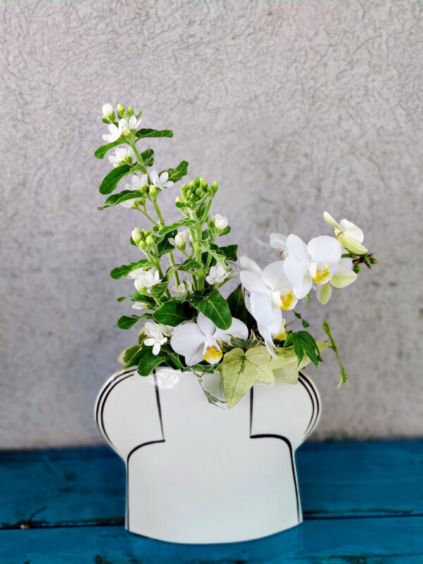 סידור פרחים - בשמלה לבנה וסחלבים